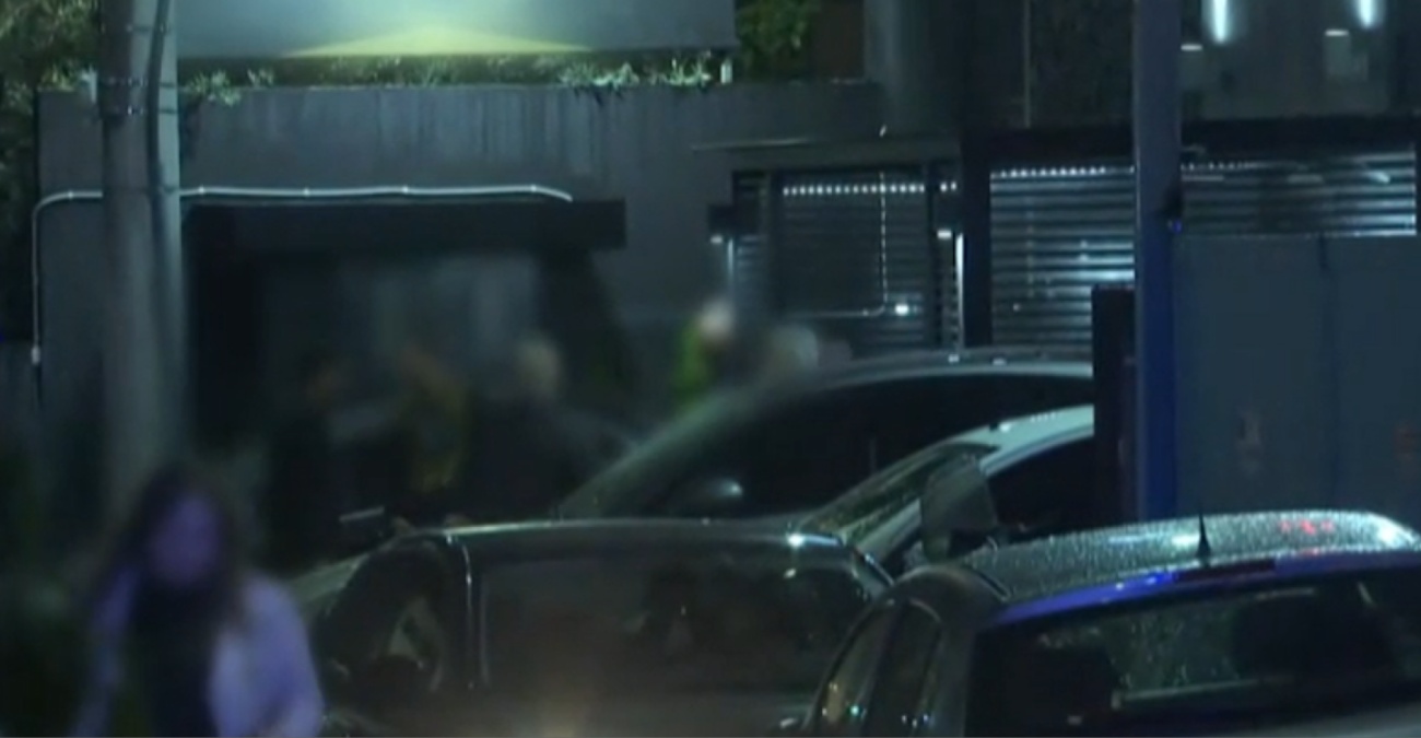 Έκρηξη έξω από το νυχτερινό κέντρο στο Μπουρνάζι στο οποίο είχε πέσει νεκρός 37χρονος από μαχαίρωμα