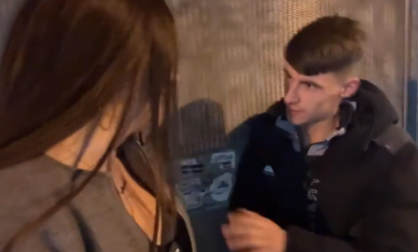 VIDEO: Σοκ για γνωστό Κύπριο tiktoker - Δέχθηκε γροθιά ενώ έκανε ζωντανή μετάδοση