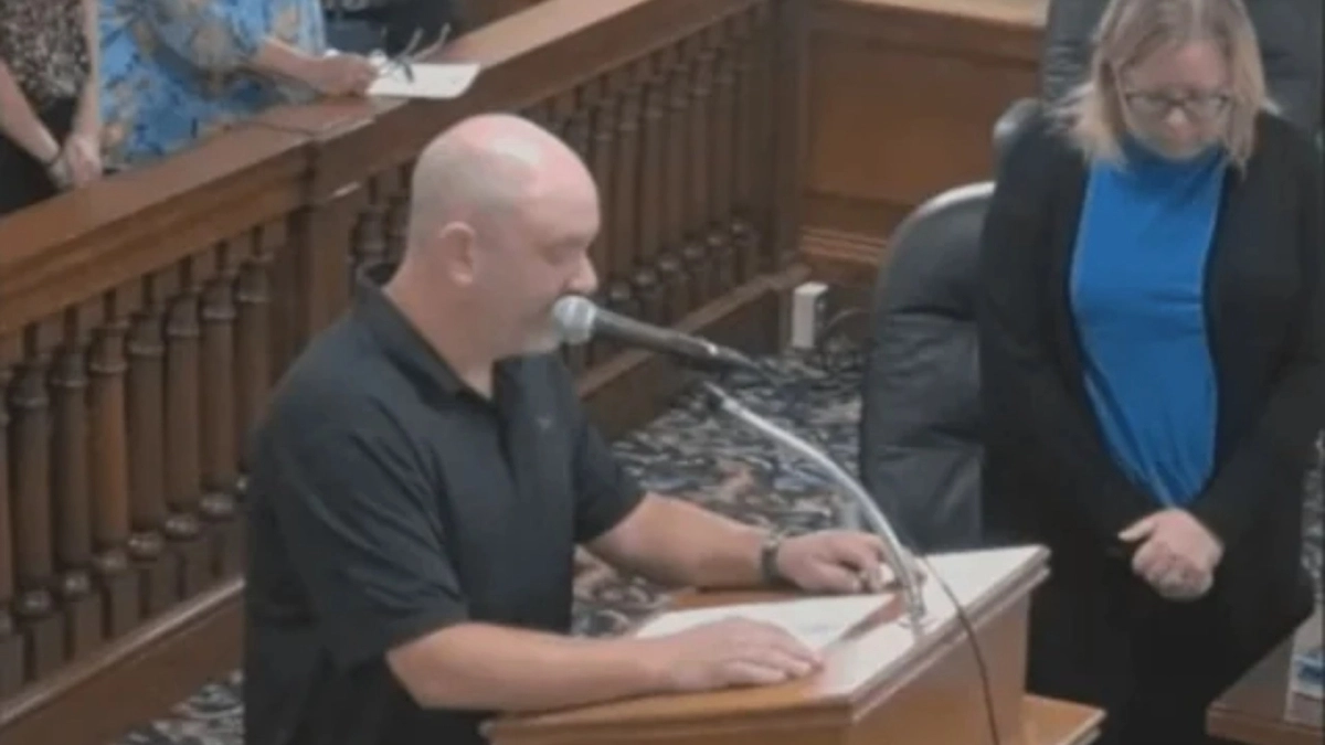 Video: «Χαίρε Σατανά»: Σάλος με πρώην δημοτικό σύμβουλο που άνοιξε τη συνεδρίαση με σατανιστική προσευχή στην Αϊόβα 