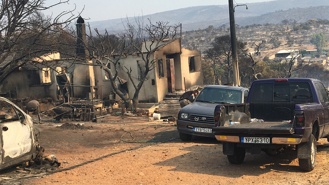 «Δεν έμεινε τίποτα» - Βίντεο και φωτογραφίες από την καταστροφή σε οικισμό στη Μάνδρα