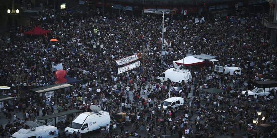 Αργεντινή: Πλαστικές σφαίρες και δακρυγόνα κατά χιλιάδων διαδηλωτών