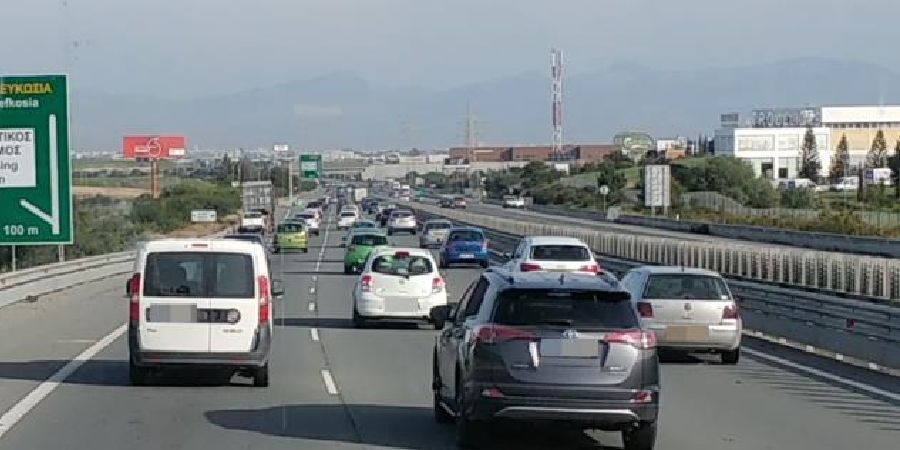 Νέο ατύχημα στον αυτοκινητόδρομο - Μπετονιέρα συγκρούστηκε με σαλούν