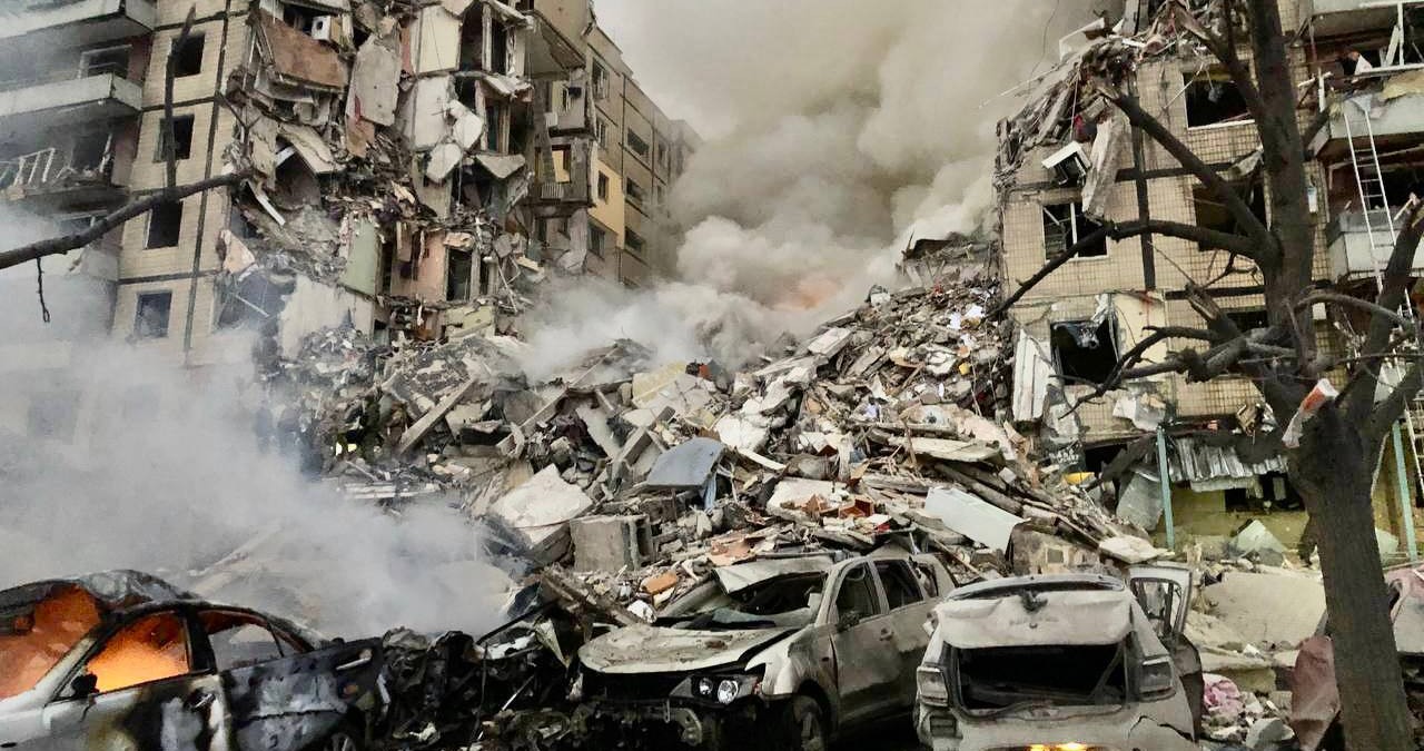 Πέντε νεκροί και 27 τραυματίες από τη ρωσική πυραυλική επίθεση σε πολυκατοικία στο Ντνίπρο