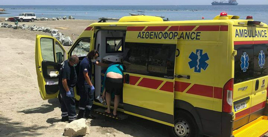 Νεαρός εντοπίστηκε αναίσθητος στη θάλασσα – Στο νοσοκομείο διασωληνωμένος σε κρίσιμη κατάσταση 