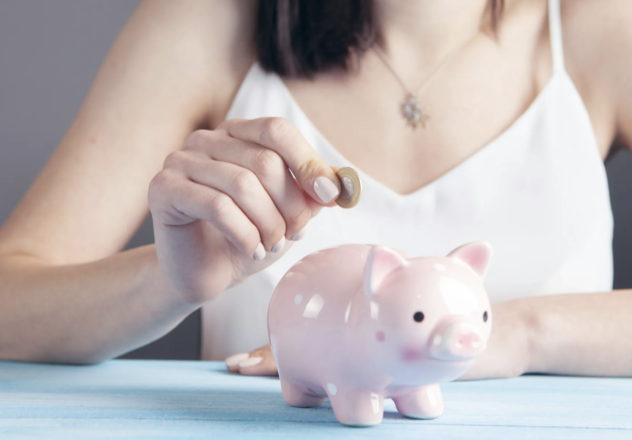 Ξεκίνα χθες: Πόσα λεφτά πρέπει να βάζεις στην άκρη κάθε μήνα για να πας διακοπές το καλοκαίρι