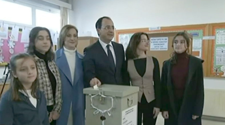 Νίκος Χριστοδουλίδης – Φιλίππα Καρσερά: Με τις τέσσερις τους κόρες άσκησαν το εκλογικό τους δικαίωμα (Φώτος)