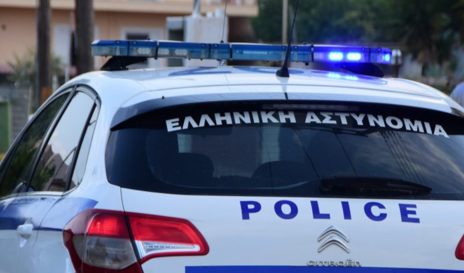 VIDEO - Σοκ στην Ελλάδα: 50χρονος επιτέθηκε με μαχαίρι σε αστυνομικό την ώρα που προκαλούσε φθορές