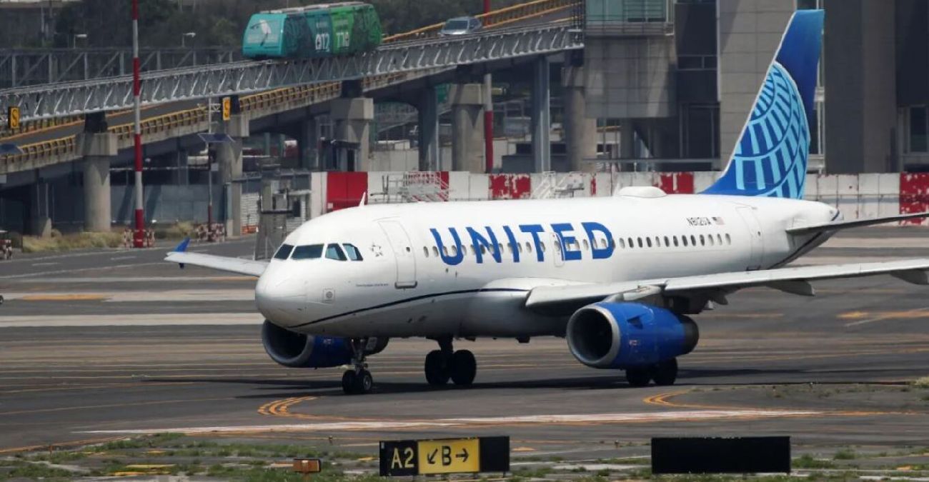 Πρόβλημα συμπίεσης σε αεροπλάνο της United Airlines - Έπεσε 28.000 πόδια μέσα σε 10 λεπτά - Σώοι οι επιβάτες