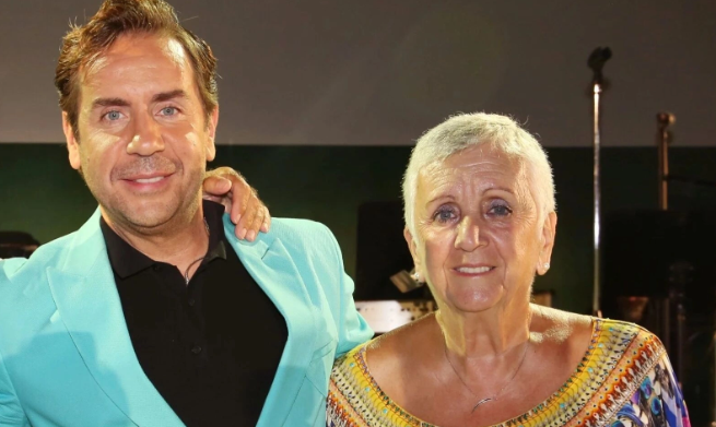 Μαζωνάκης: Στο νοσοκομείο και η μητέρα του - H αποκάλυψη και η κατάσταση της υγείας του τραγουδιστή