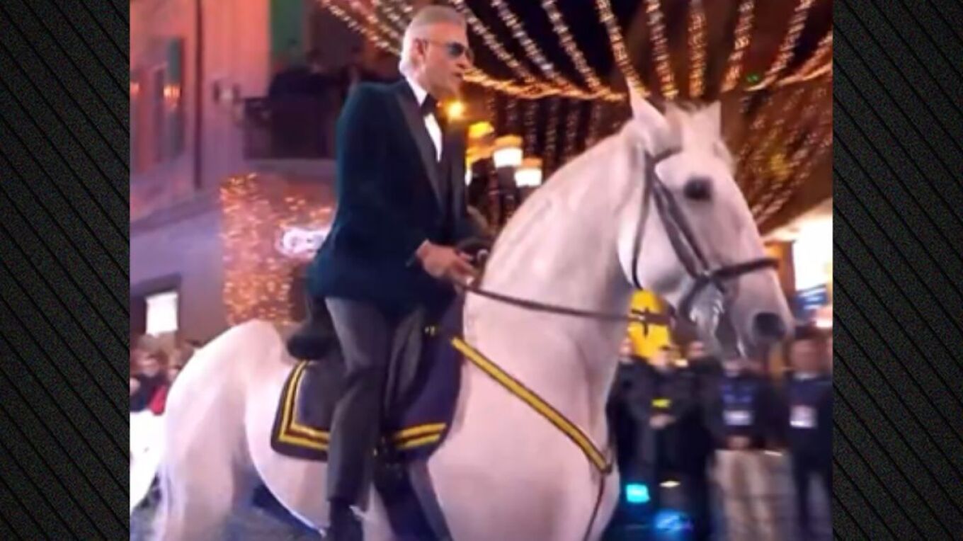 Ο Αντρέα Μποτσέλι εμφανίστηκε πάνω σε λευκό άλογο στο φεστιβάλ του Σαν Ρέμο