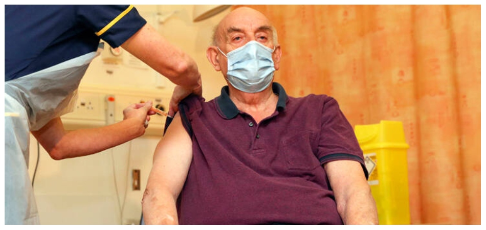 Ένας 82χρονος ο πρώτος που έλαβε το εμβόλιο της AstraZeneca στη Βρετανία