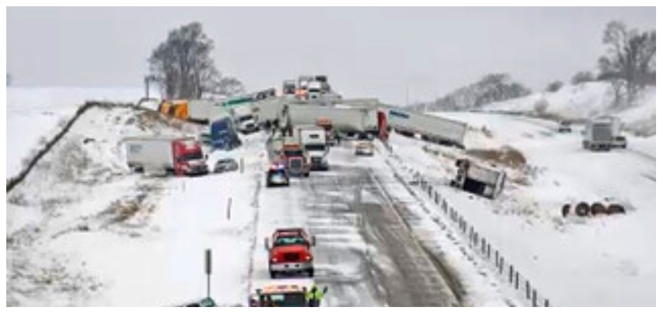 Εικόνες χάους: Τεράστια καραμπόλα 40 αυτοκινήτων σε χιονισμένο δρόμο με δεκάδες τραυματίες