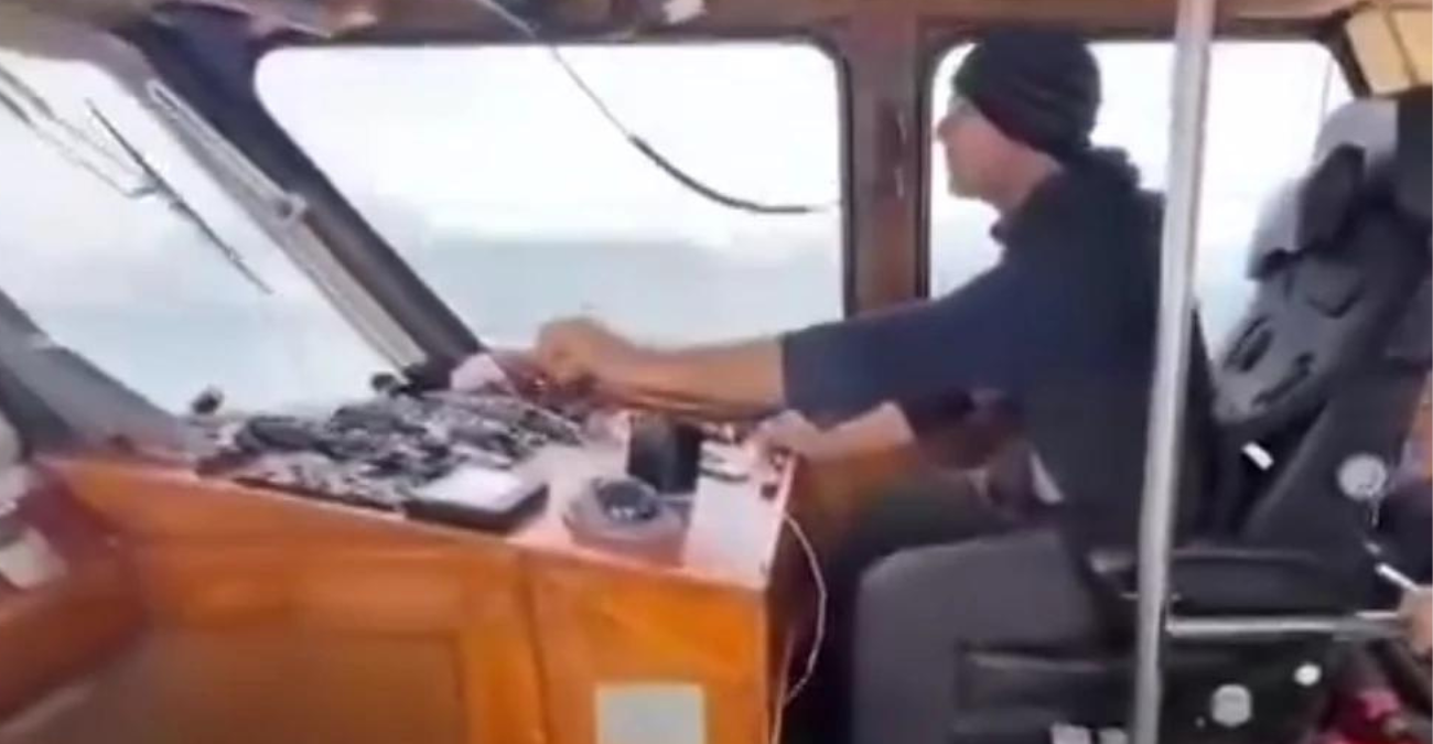 Βίντεο ντοκουμέντο από το σκάφος που έσπευσε για τη διάσωση του 29χρονου πιλότου του F-16 – Πολύ άσχημος καιρός και τεράστια κύματα