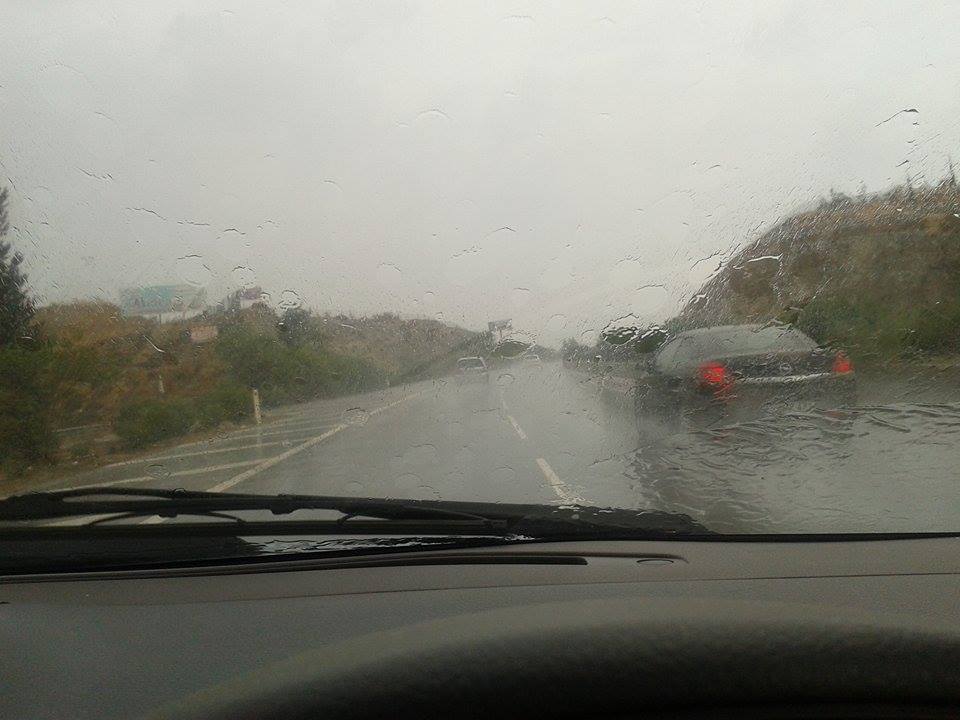 Οδηγοί προσοχή! Συσσώρευση νερού λόγω βροχόπτωσης στον αυτοκινητόδρομο Λεμεσού - Πάφου