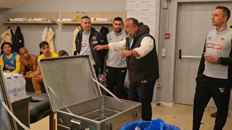 Η στιγμή που ο Ηλιόπουλος ανακοινώνει το πριμ και γίνεται χαμός στα αποδυτήρια 