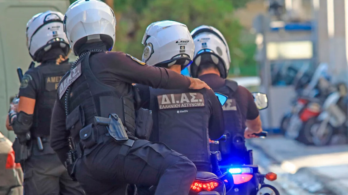 Άγριο έγκλημα στην Ελλάδα: 21χρονη μαχαίρωσε και σκότωσε 66χρονο - Το θύμα βρέθηκε νεκρό στην αυλή του σπιτιού του