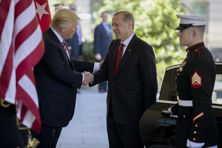 Την τουρκική εισβολή στη Συρία και διμερείς σχέσεις συζήτησαν Τραμπ - Ερντογάν 