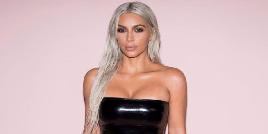 Πέταξε, ξανά, τα ρούχα της η Kim Kardashian – "Φορώντας" μόνο glitter, φωτογραφήθηκε για διαφημιστική καμπάνια - ΦΩΤΟΓΡΑΦΙΑ