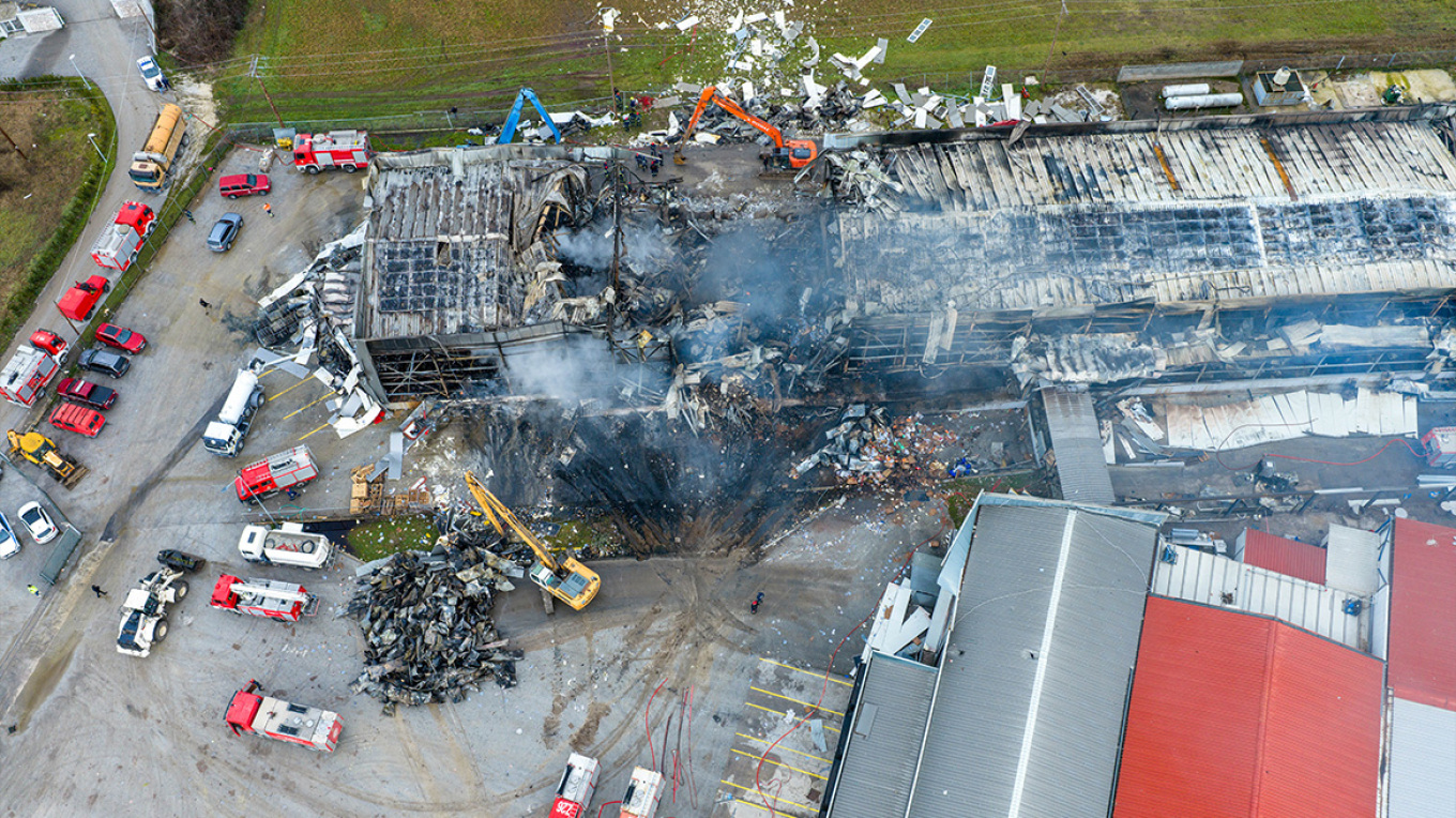 Συνελήφθη ο ιδιοκτήτης του εργοστασίου Βιολάντα και ακόμη δύο στελέχη μετά την τραγωδία στα Τρίκαλα