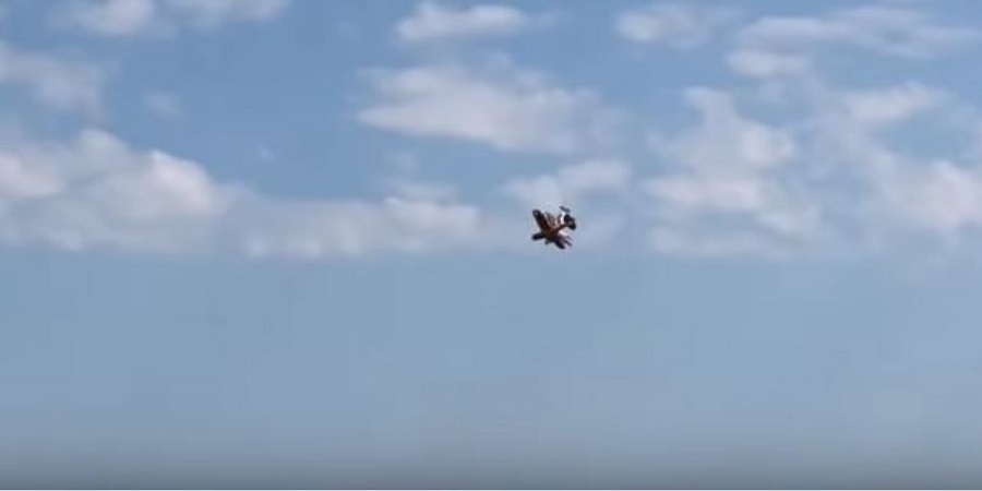 Η στιγμή της σύγκρουσης δύο αεροσκαφών στον αέρα - Νεκρός ο ένας πιλότος - VIDEO 