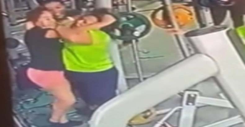 Γυναίκες σε γυμναστήριο του εξωτερικού πιάστηκαν «μαλλί με μαλλί» για ένα μηχάνημα - Δείτε το βίντεο 