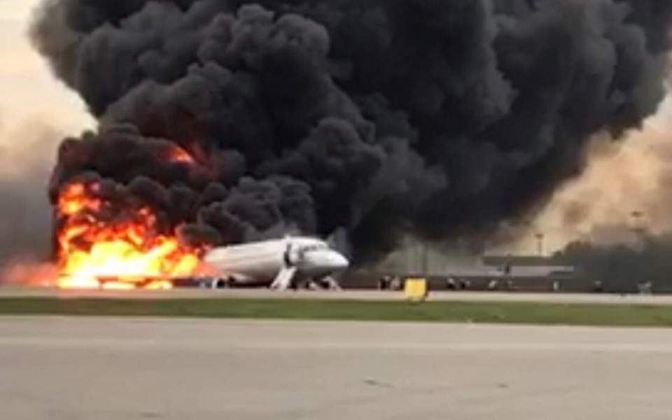 ΑΕΡΟΠΟΡΙΚΗ ΤΡΑΓΩΔΙΑ: Συγκλονιστικό VIDEO επιβάτη από το φλεγόμενο αεροσκάφος – Στους 41 οι νεκροί  