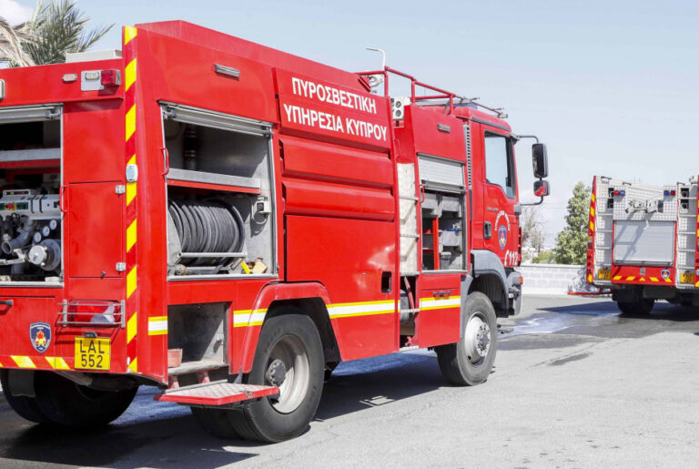 Φωτιά στη Λευκωσία: Στο σημείο τρία πυροσβεστικά οχήματα