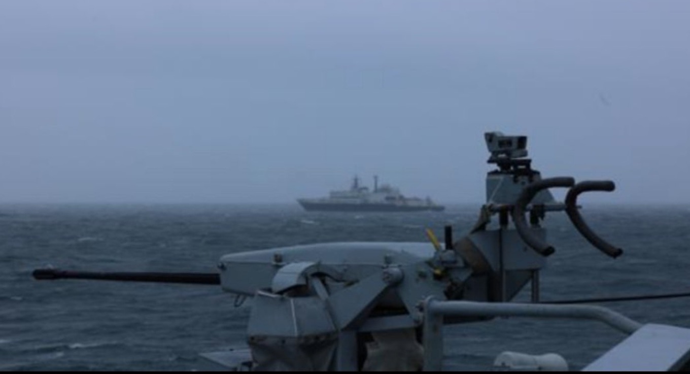 Ρωσικό κατασκοπευτικό πλοίο πλέει στα όρια των βρετανικών υδάτων - Έστρεψε λέιζερ σε αεροσκάφη μας, λέει το Λονδίνο