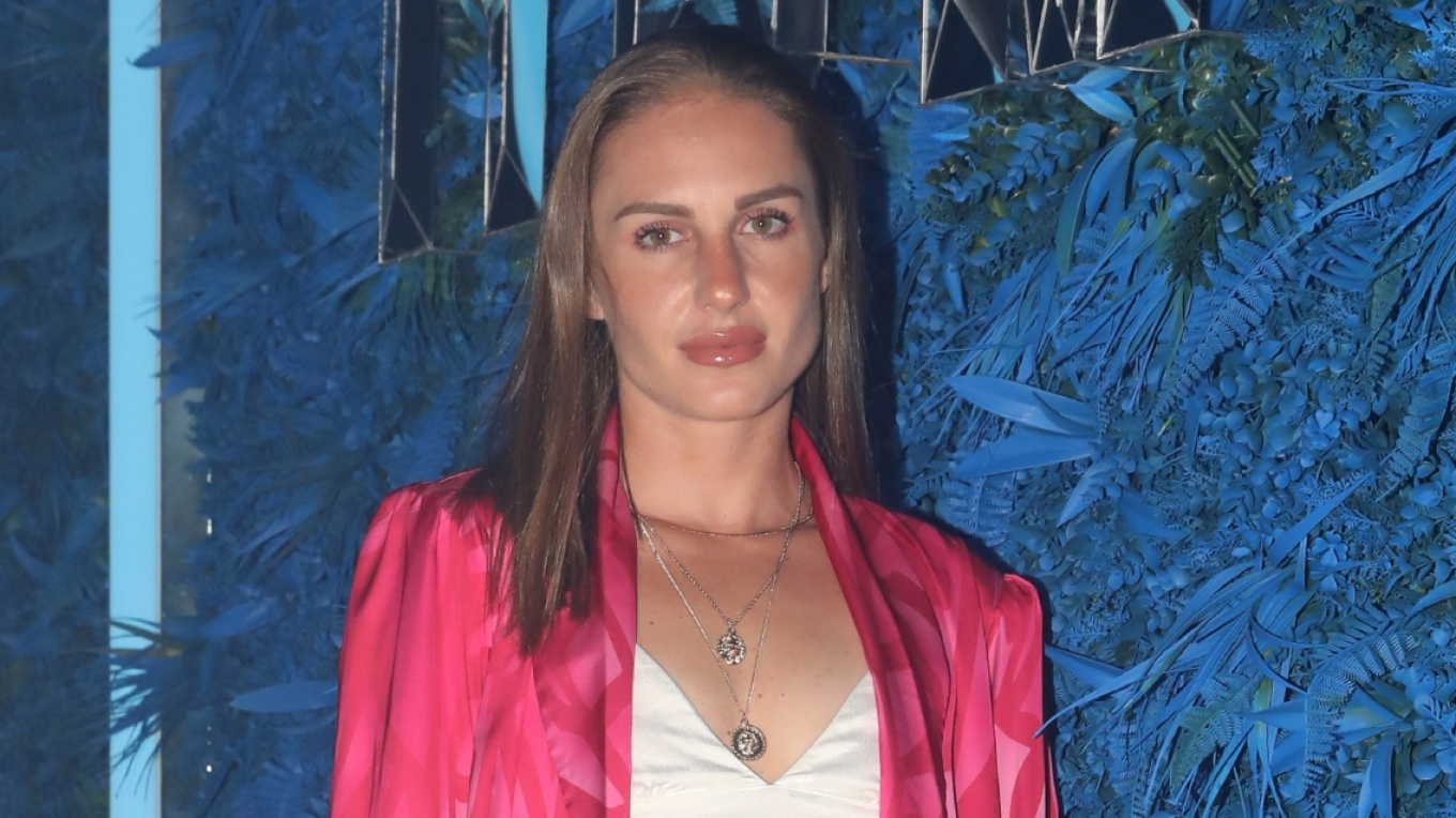 Κατερίνα Δαλάκα: Με cowboy boots & total white στην Κατερίνη – Η στιλάτη εμφάνιση με την αδερφή της!