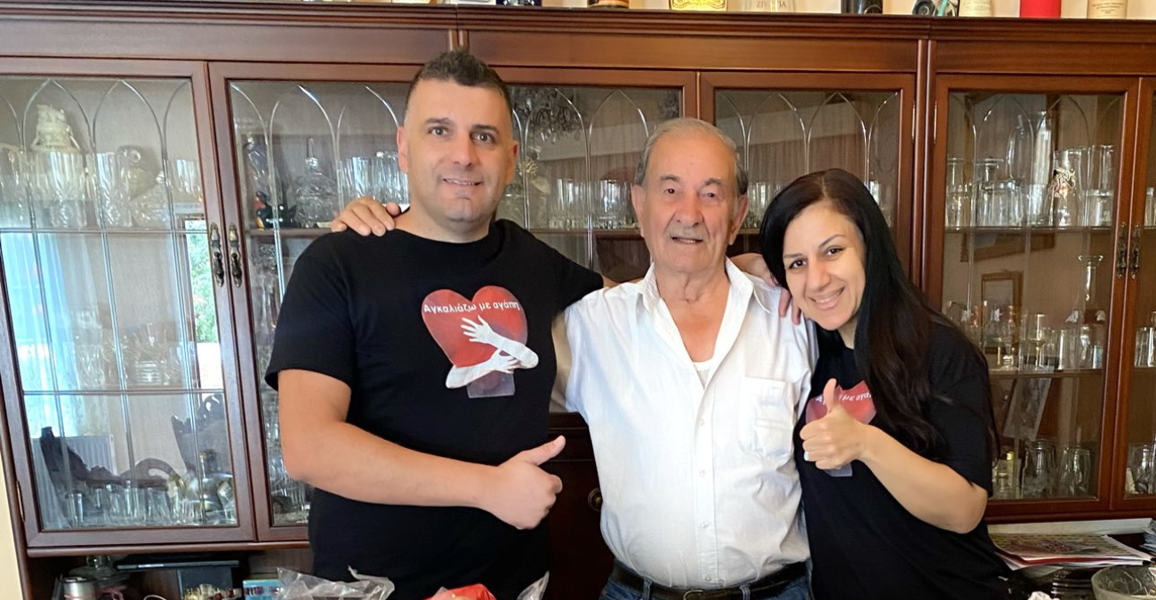 Συγκινεί ο 92χρονος εθελοντής παππούς Αντρέας: Πληρώνει 1000 ευρώ για να μπορεί να παραδίδει τρόφιμα σε άπορες οικογένειες