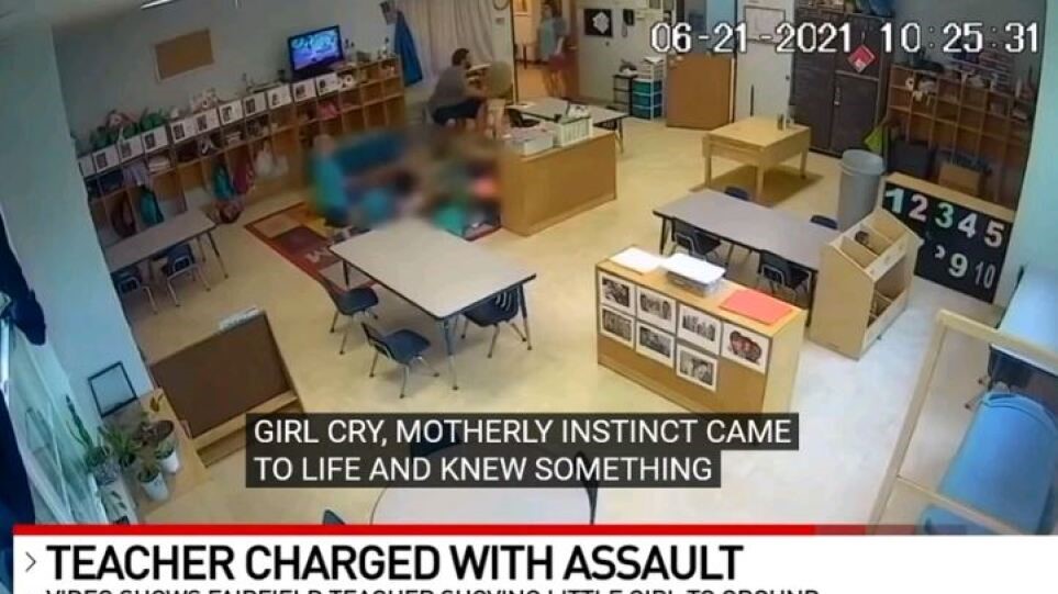 Δάσκαλος σπρώχνει με βία νήπιο σε παιδικό σταθμό στις ΗΠΑ  - Το κοριτσάκι πέφτει και χτυπάει στο έδαφος - ΒΙΝΤΕΟ 