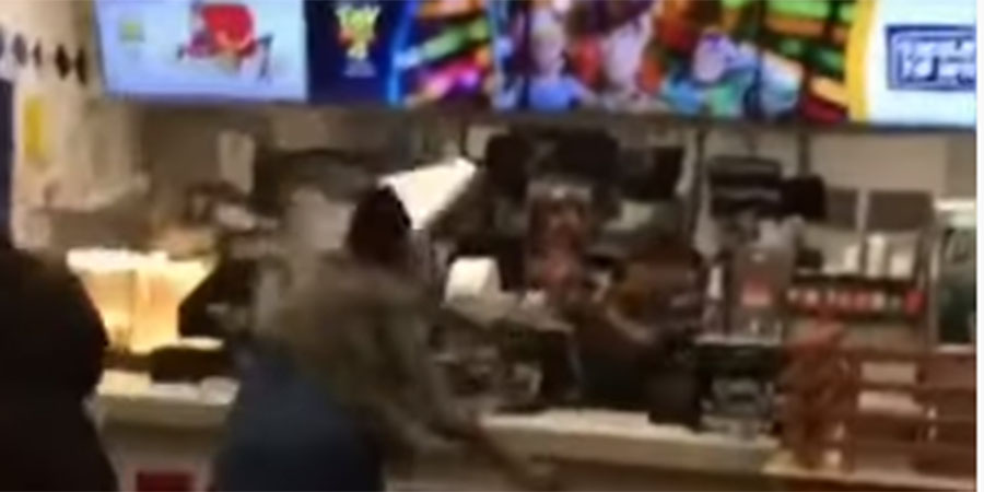 Πελάτισσα τα σπάει σε μαγαζί για ένα παγωτό με sprinkles –VIDEO