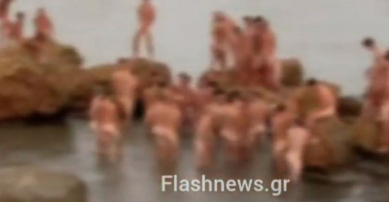 Χανιά: «Λόχος» 40… γυμνών ανδρών στήθηκε σε βράχια για φωτογράφιση - Βίντεο
