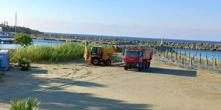 Σοβαρή καταγγελία: Υλικό που εξάγεται από τη λεκάνη του αλιευτικού καταφυγίου Κάτω Πύργου καταλήγει σε παραλίες λουομένων