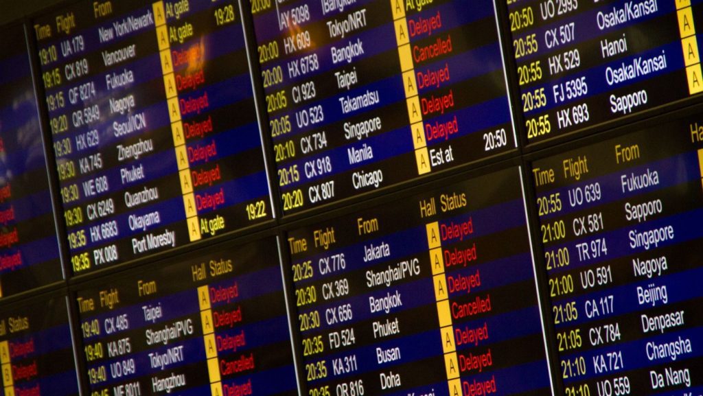 Aεροπορικά ταξίδια: Τι αλλάζει στα δικαιώματα των επιβατών μετά την ιστορική συμφωνία της ΕΕ - Κρυφές χρεώσεις και καθυστερήσεις