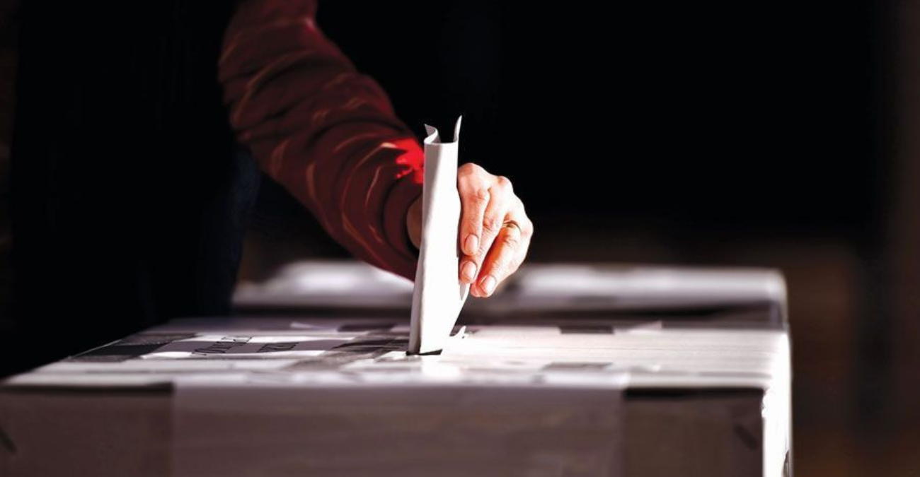 Η «πίτα» μοιράζεται ξανά: Η κρίση εμπιστοσύνης στα παραδοσιακά κόμματα γεννά νέα σχήματα… και προσωπικές πολιτικές μάχες