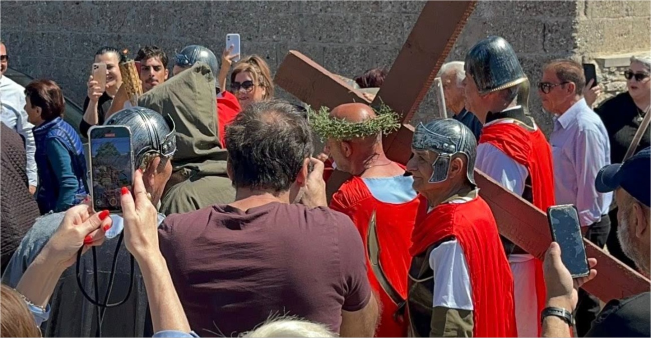 Στα βήματα του Ιησού: Το ιδιαίτερο πασχαλινό έθιμο του Κάθηκα που κρατά ζωντανή την παράδοση - Δείτε φωτογραφίες