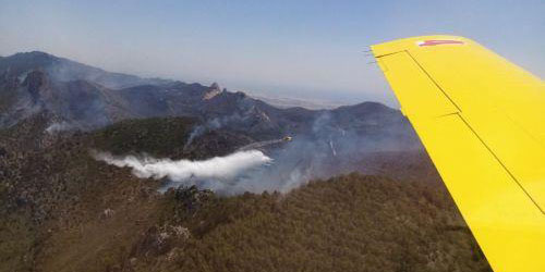 Άρχισαν να επιχειρούν για κατάσβεση της πυρκαγιάς στα κατεχόμενα τα δύο αεροσκάφη - «Ο άνεμος δεν βοηθά»