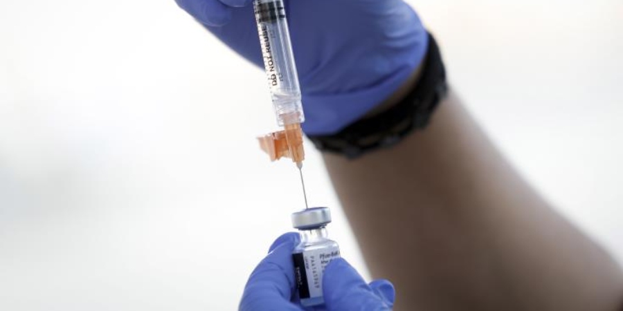 Ο οργανισμός φαρμάκων ΗΠΑ εγκρίνει τρίτη δόση εμβολίου κατά COVID-19 για όλους τους ενήλικες