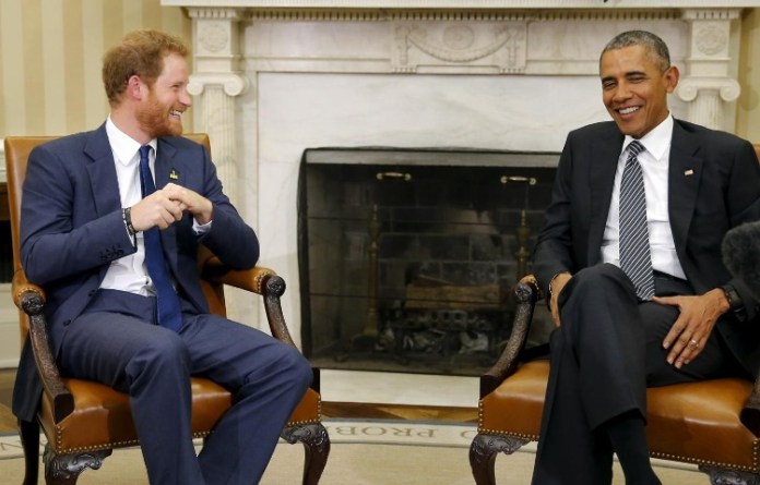 O Μπαράκ Ομπάμα έδωσε συνέντευξη στον πρίγκιπα Χάρι κι έκανε θραύση – «Πρέπει να μιλήσω με βρετανική προφορά;» (ΒΙΝΤΕΟ)