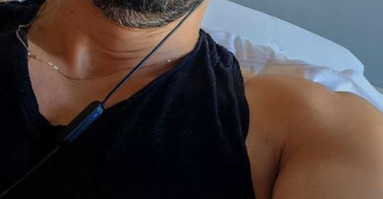 Έλληνας ηθοποιός δίνει μάχη με τον καρκίνο - «Πάμε για νέα θεραπεία» - Η φωτογραφία που ανέβασε από το νοσοκομείο 