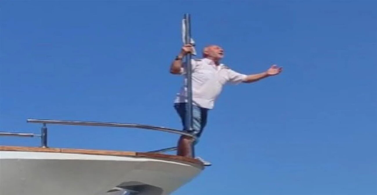 Ο viral καπετάνιος που έμεινε σε όλους αξέχαστος - Ανέβηκε στην πλώρη και τραγουδούσε Καρρά - Δείτε βίντεο