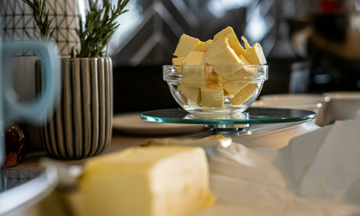 Η νέα τρέλα του TikTok: Γονείς ταΐζουν τα μωρά τους... βούτυρο - Τι λένε οι ειδικοί