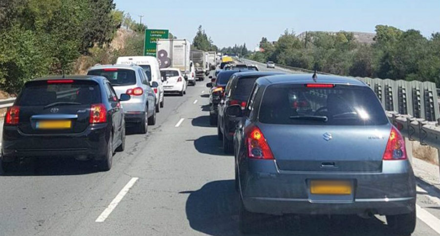 ΛΕΜΕΣΟΣ- ΤΡΟΧΑΙΟ: Φορτηγό 'σφήνωσε' στα κιγκλιδώματα του αυτοκινητόδρομου