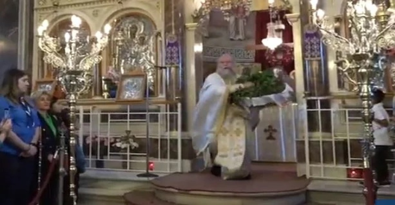 Πρώτη Ανάσταση σε Χίο και Νάξο: Έκλεψε την παράσταση ο viral ιερέας Χριστοφόρος Γουρλής - Δείτε βίντεο