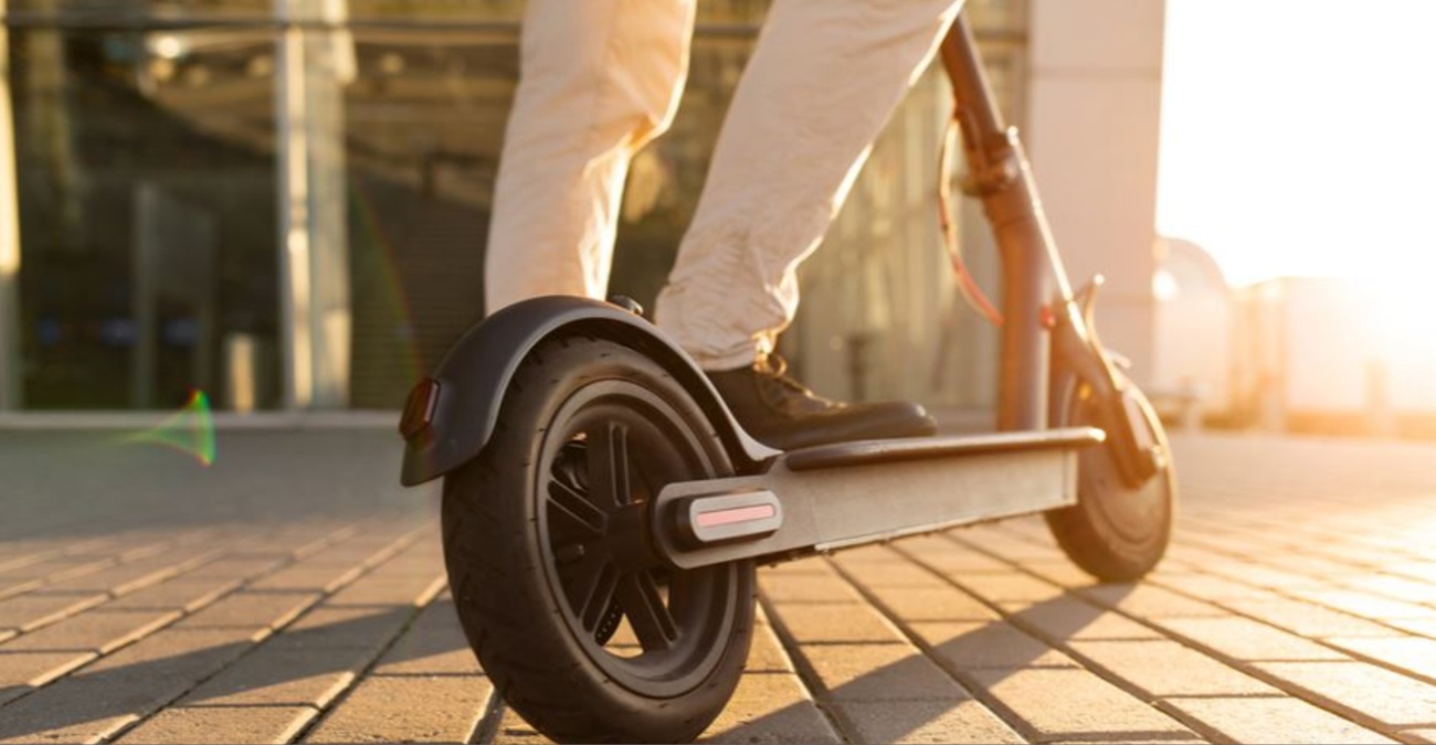 «Φρένο» ή «γκάζι» στα e-scooters; Οι δύο εκ διαμέτρου αντίθετες προτάσεις που φτάνουν στη Βουλή