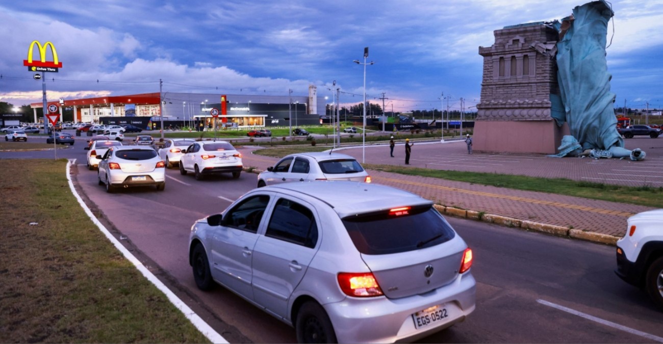 VIDEO: Το Άγαλμα της Ελευθερίας έπεσε εξαιτίας μεγάλων ανέμων
