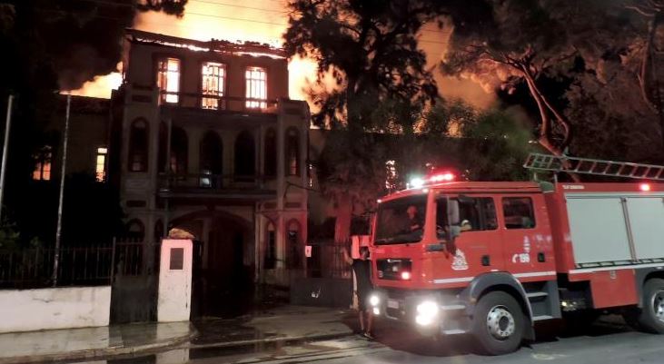 Κάηκε ολοσχερώς το κτίριο του Πολεμικού Μουσείου Χανίων 