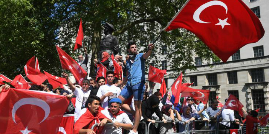 Αντιδράσεις στη Τουρκία για νέο ρεκόρ έναντι δολαρίου - 'Σας δίνουν λάθος ενημέρωση'