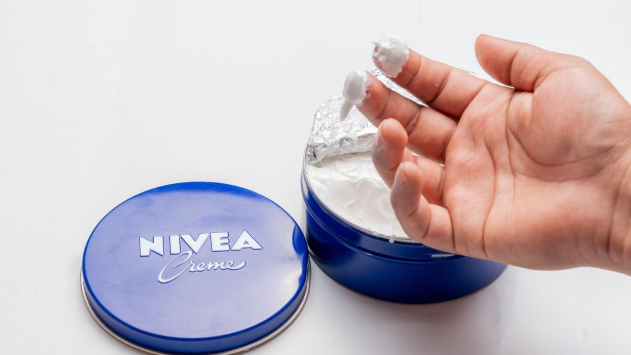 Εσείς το ξέρατε; Δείτε πού δεν πρέπει να εφαρμόζεται η κρέμα Nivea στο μπλε κουτί